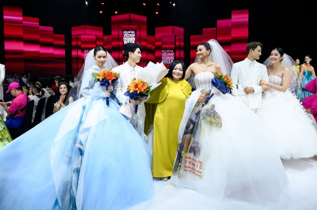 12.. Madam Trang Lê Tặng Hoa Chúc Mừng Ntk Nguyễn Minh Công 1