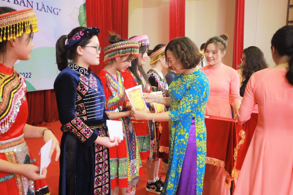 Bà Dỗ Thị Thanh Bình Phó Tổng Biên Tập Báo Thiếu Niên Tiền Phong Và Nhi Dồng Phó Giám Dốc Quỹ Học Bổng Vừ A Dính Trao Học Bổng Cho Nữ Sinh 1 1