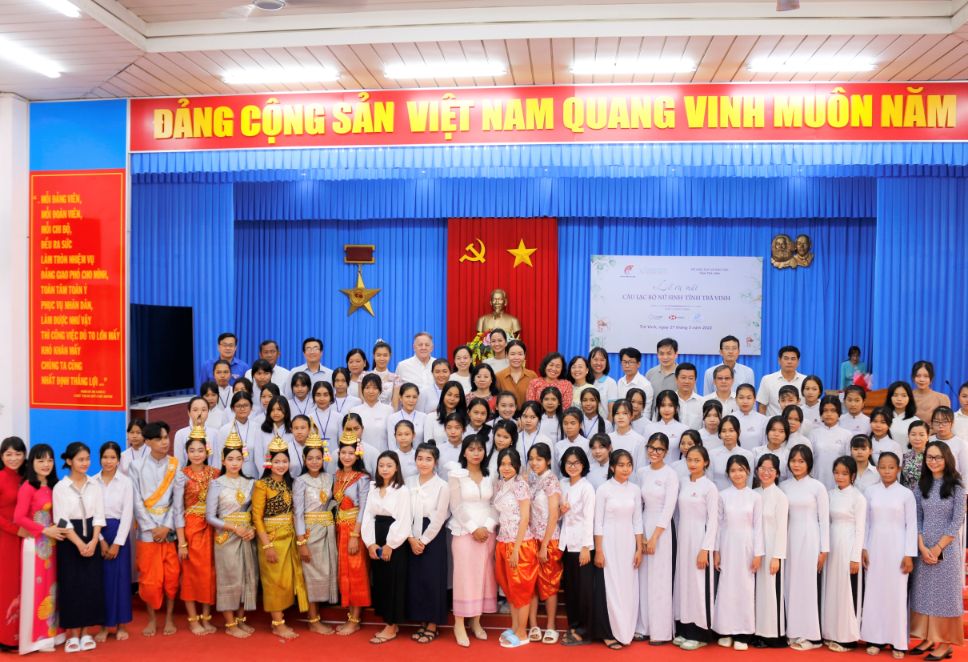 Các Khách Mời Chụp Ảnh Tập Thể Cùng 60 Nữ Sinh Tham Gia Clb 1
