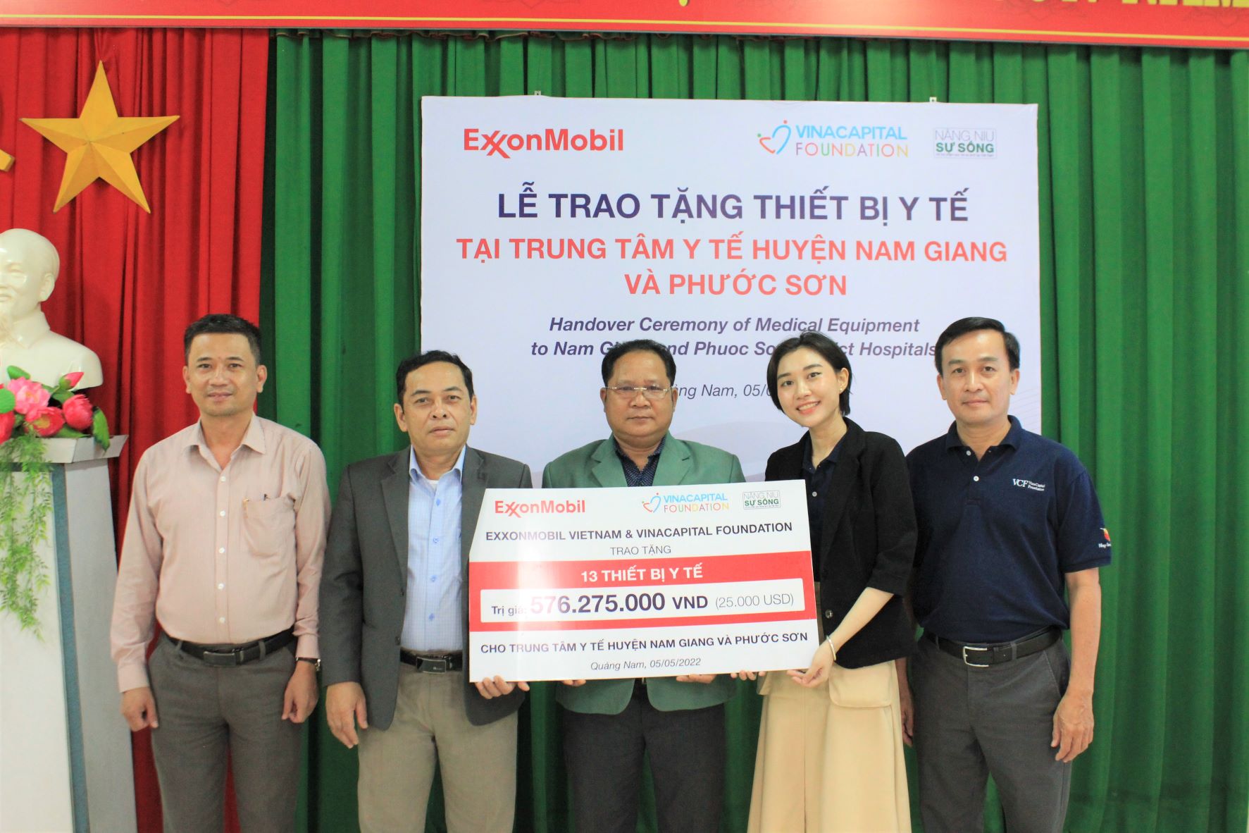 Dại Diện Vcf Trao Bảng Tài Trợ Tượng Trưng Cho Dại Diện Ubnd Huyện Nam Giang Và 2 Ttyt 1