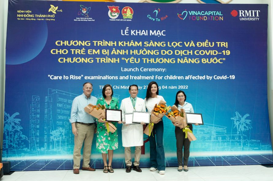Dại Diện Vcf Trao Hoa Và Thư Cảm Ơn Cho Dại Diện Thành Doàn Bệnh Viện Nhi Dồng Thành Phố Dại Học Rmit Việt Nam Và Siêu Mẫu Vũ Thu Phương 1 1