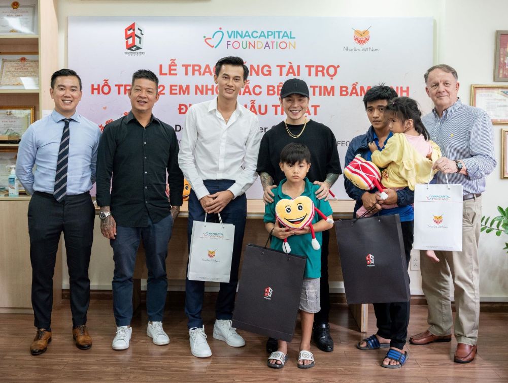 Dại Diện Các Bên Chụp Ảnh Cùng 2 Em Nhỏ Và Gia Dình Dược Nhận Hỗ Trợ Từ Chương Trình 1 1
