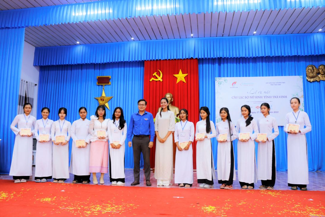 Hoa Hậu Hhen Nie Và Dại Diện Tỉnh Doàn Trà Vinh Trao Học Bổng Cho Các Nữ Sinh 1