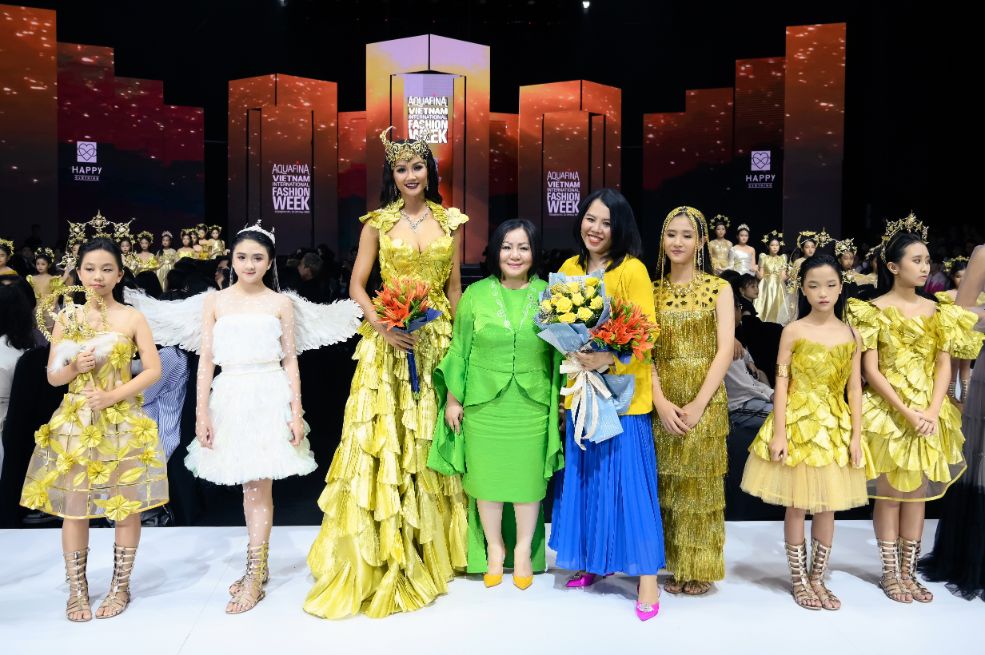 19. Madam Trang Lê Cùng Ntk Thảo Nguyễn Trong Bst Children Of The Sun 