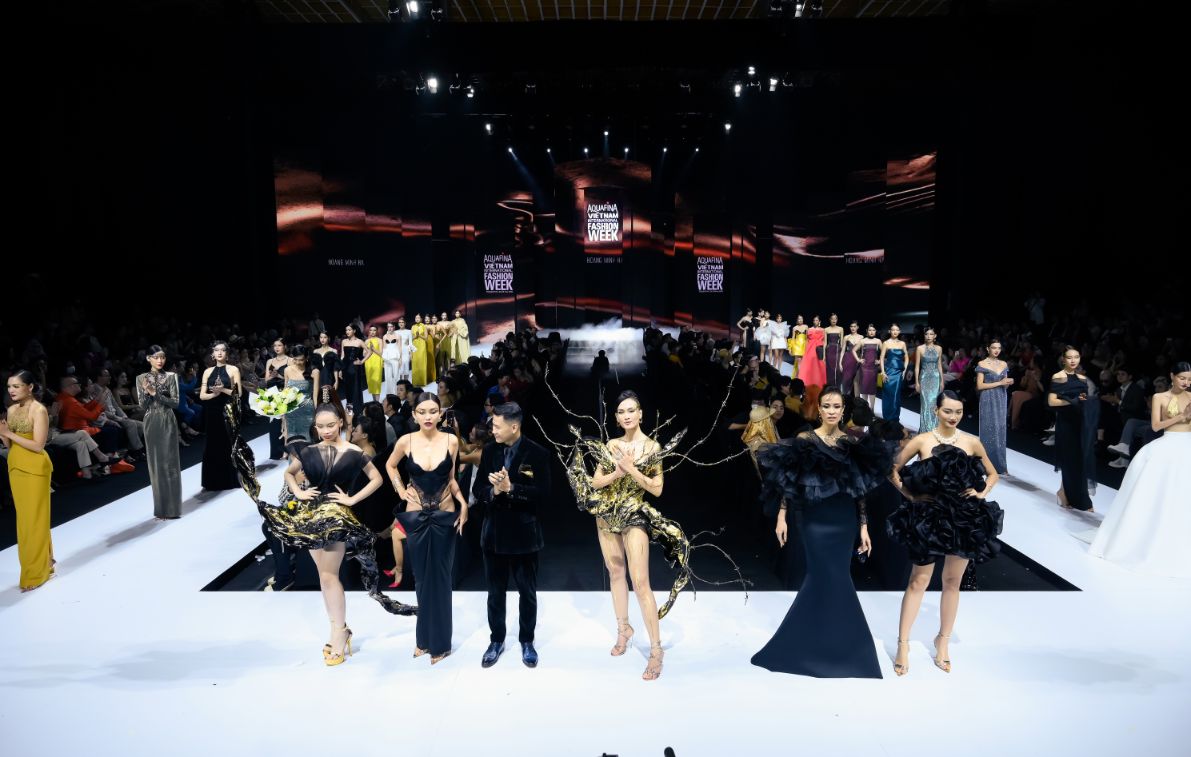 21. Anh Thư Trở Thành Vedette Kết Màn Cho Show Của Ntk Hoàng Minh Hà