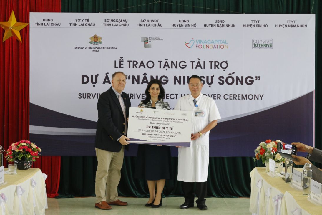 Bà Dại Sứ Marinela Petkova Và Ông Rad Kivette Trao Bảng Tài Trợ Tượng Trưng Cho Dại Diện Ttyt Huyện Sìn Hồ 1 1