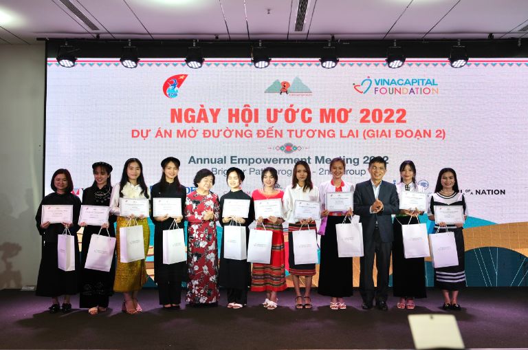 Bà Trương Mỹ Hoa Trao Học Bổng Năm Học 2022 2023 Và Quà Tặng Cho Các Nữ Sinh