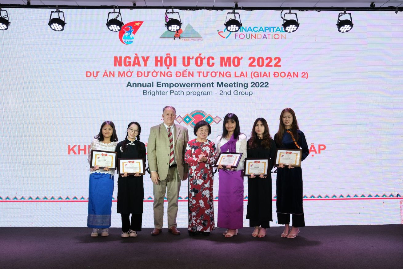 Bà Trương Mỹ Hoa Và Ông Rad Kivette Trao Giấy Khen Hoạt động Cho Các Nữ Sinh