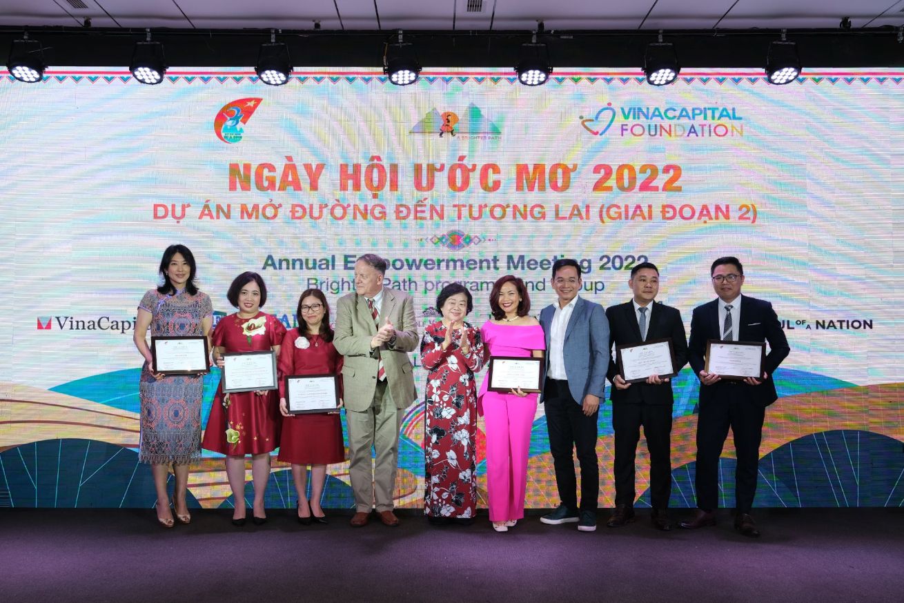 Bà Trương Mỹ Hoa Và Ông Rad Kivette Trao Thư Cám Ơn Cho Các Nhà Tài Trợ Và đối Tác