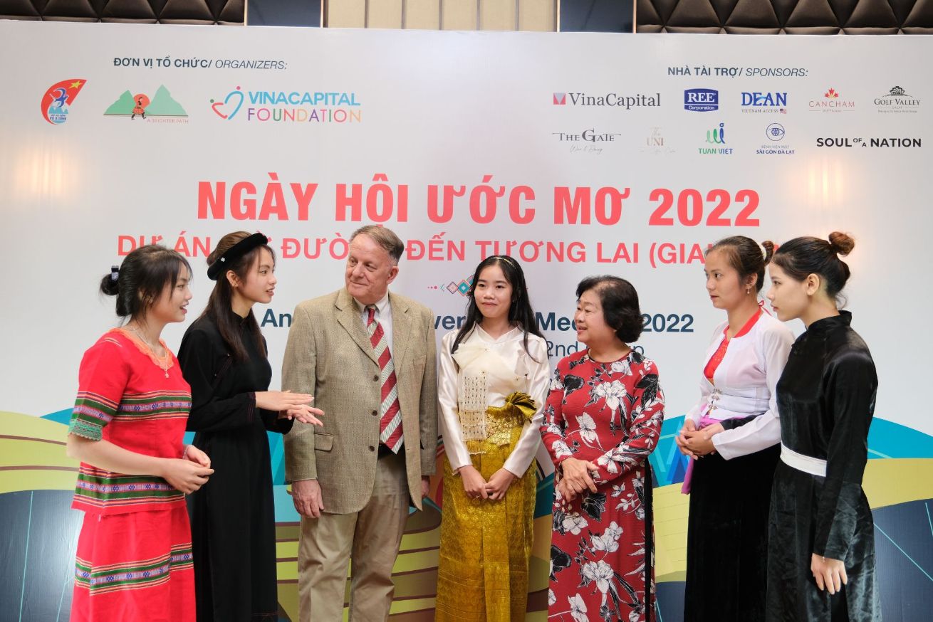 Bà Trương Mỹ Hoa Và Ông Rad Kivette Trò Chuyện Cùng Các Nữ Sinh 1