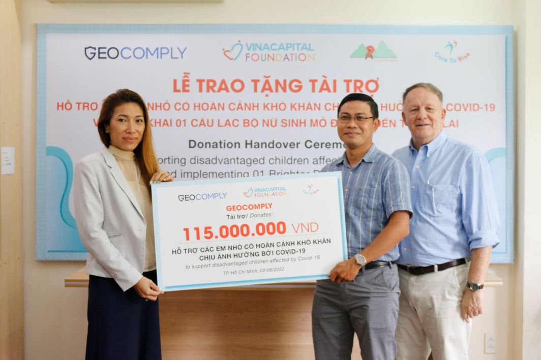 Dại Diện Geocomply Trao Bảng Tài Trợ Tượng Trưng Cho Dại Diện Chương Trình Yêu Thương Nâng Bước 1