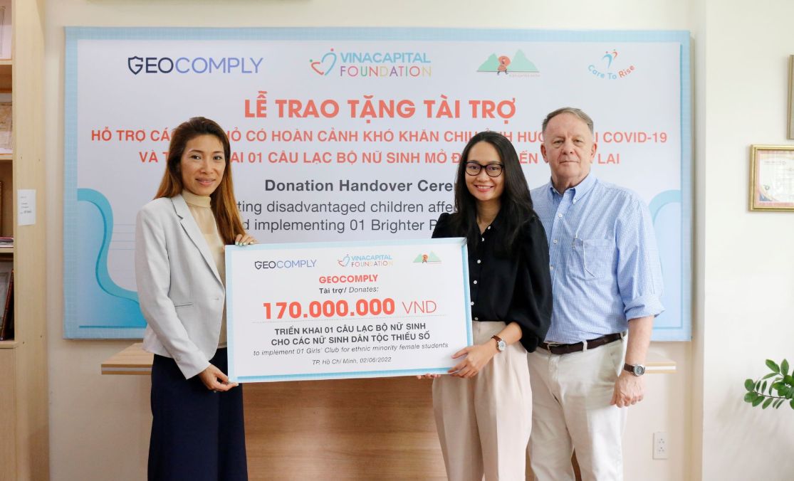 Dại Diện Geocomply Trao Bảng Tài Trợ Tượng Trưng Cho Dại Diện Chương Trình Câu Lạc Bộ Nữ Sinh Hoa Bản Làng 1