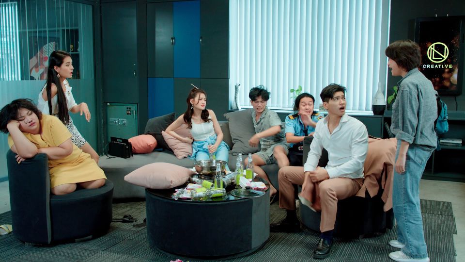 Văn Phòng Sau Một Dêm Say Xỉn 1
