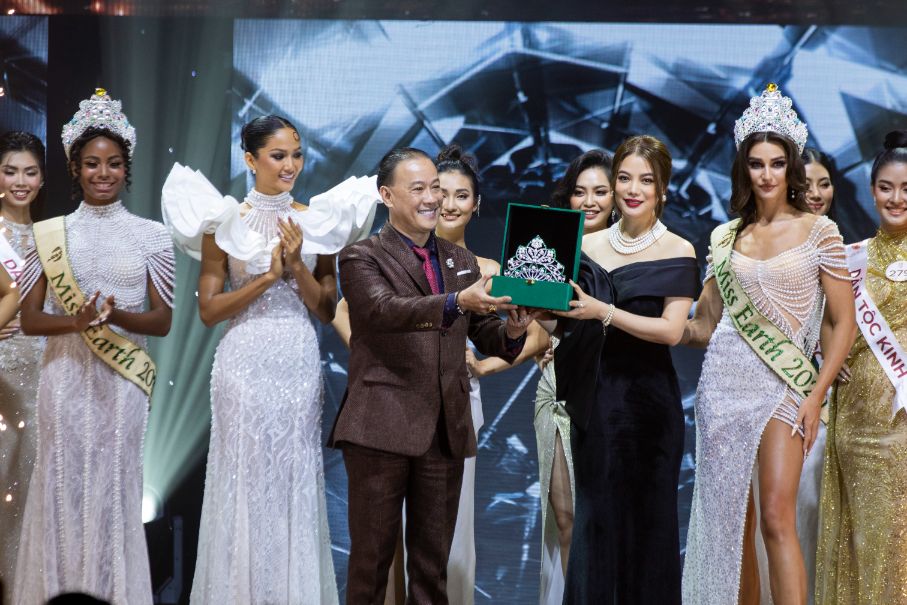 Tiến Sĩ Lê Như Hiếu Phó Tổng Giám Dốc Long Beach Pearl Trao Vương Miện Cho Bà Trương Ngọc Ánh