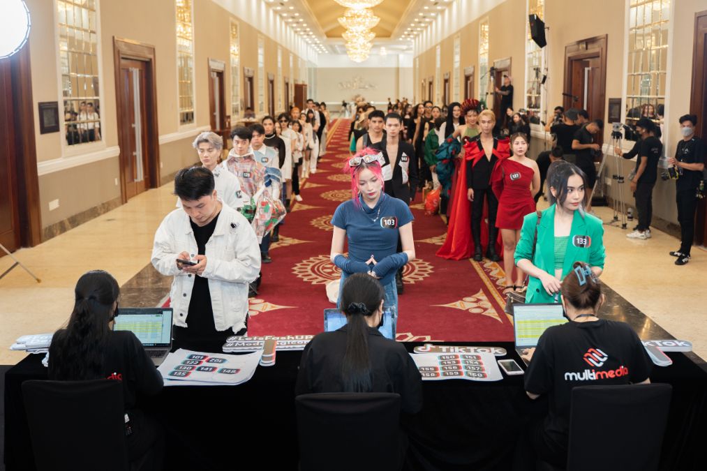 3. Các Thí Sinh Nô Nức Check In 1