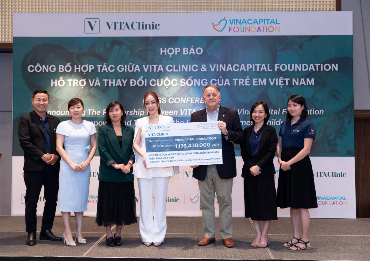 Dại Diện Vita Clinic Trao Bảng Tài Trợ Tượng Trưng Cho Dại Diện Vinacapital Foundation 1