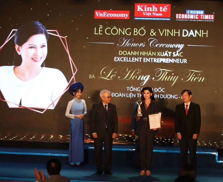 Ba Le Hong Thuy Tien Nhan Giai Doanh Nhan Xuat Sac 1 2