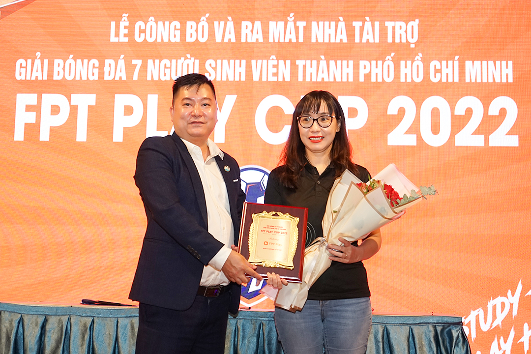 Dại Diện Lãnh Dạo Vietsports Trao Kỷ Niệm Chương Dến Dại Diện Lãnh Dạo Fpt Play
