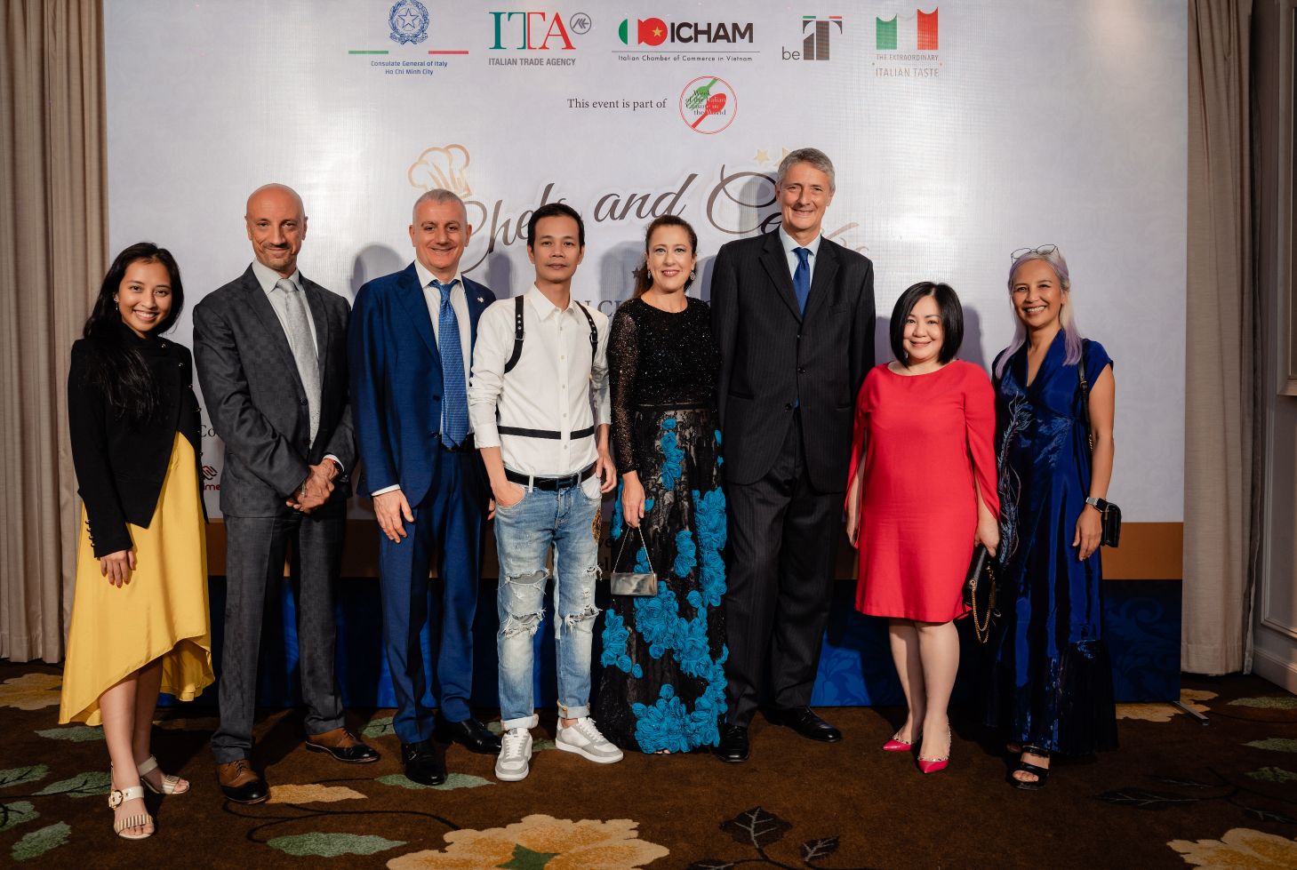 2. Madame Trang Lê Ngài Tổng Lãnh Sự Italia Enrico Padula Và Phu Nhân Chụp Ảnh Với Cùng Các Vị Khách Mời Trong Sự Kiện 1 2