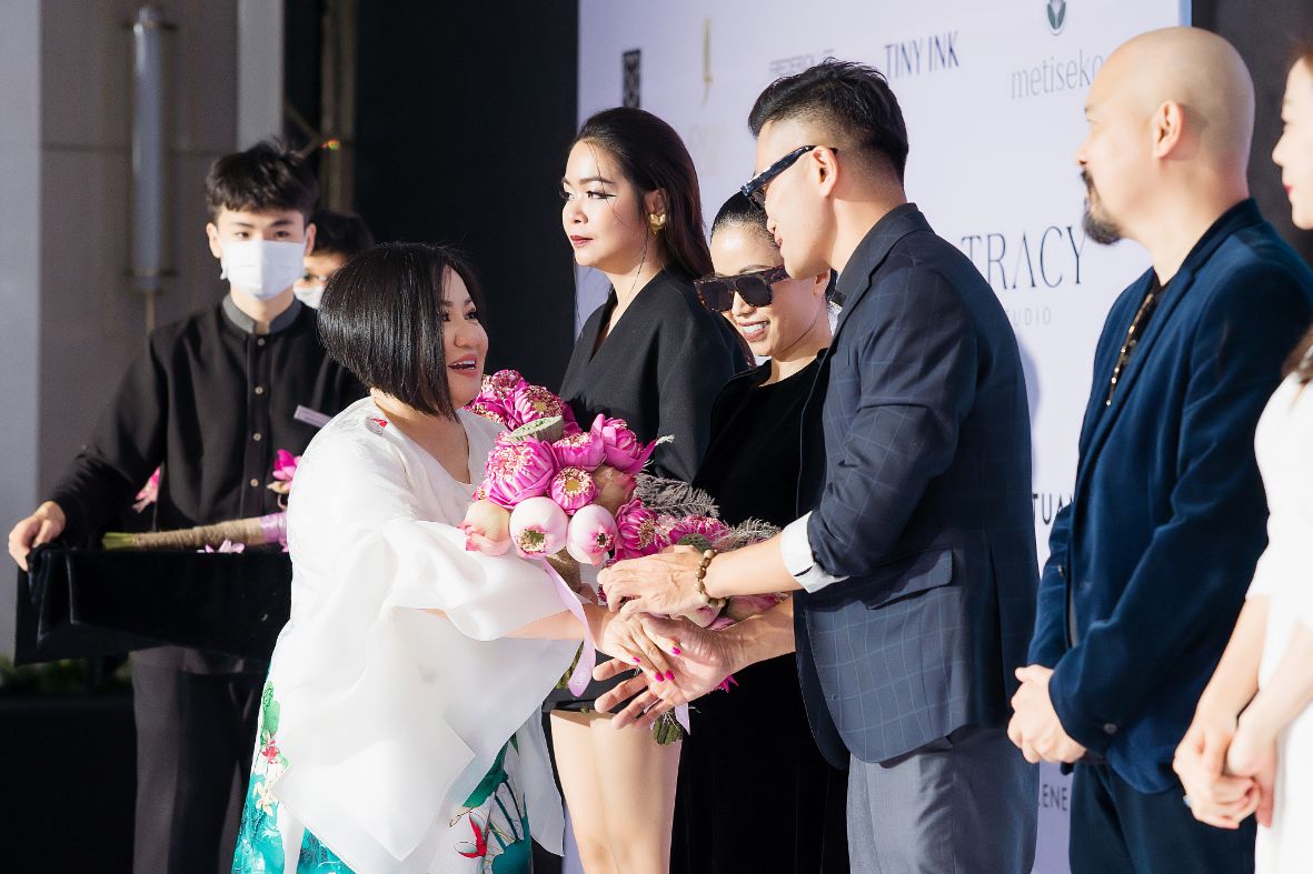 3. Madame Trang Lê Tặng Hoa Cho Ntk Vũ Việt Hà Tại Buổi Họp Báo Aquafina Tuần Lễ Thời Trang Quốc Tế Việt Nam Thu Dông 2022 Aquafina Vietnam International Fashion Week F W 2022 2