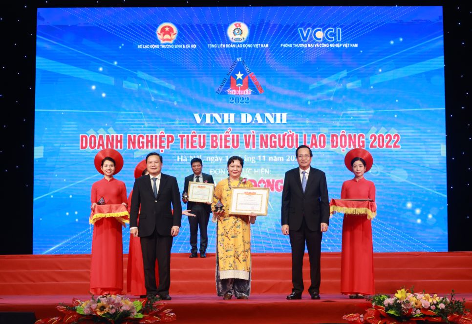 Bà Trương Bích Dào Giám Dốc Nhân Sự Tại Nestlé Việt Nam Dại Diện Doanh Nghiệp Nhận Bằng Khen Của Bộ Lao Dộng Thương Binh Xã Hội 1 1 1