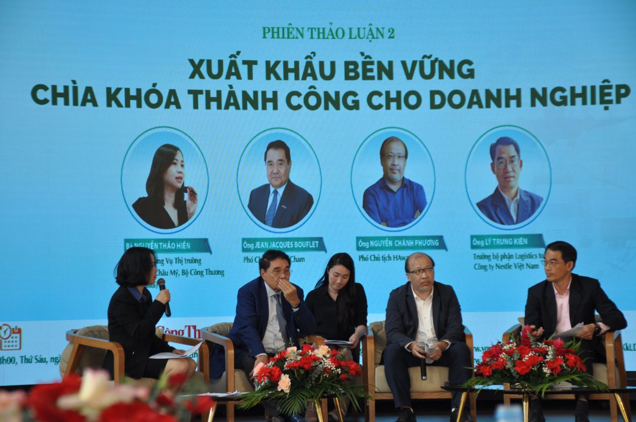 Ông Lý Trung Kiên Trưởng Bộ Phận Logistics Toàn Quốc Nestlé Việt Nam Thứ Nhất Từ Phải Sang Tại Hội Thảo Ngày 18.11 1 2 1