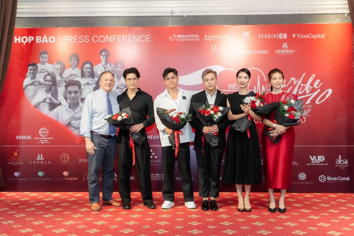 Ông Rad Kivette Trao Hoa Cho Dại Sứ Ngô Thanh Vân Siêu Mẫu Xuân Lan Ca Sĩ Jun Phạm Nhạc Sĩ Hứa Kim Tuyền Và Doanh Nhân Huy Trần 1 1