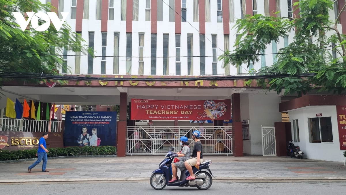 Hàng trăm học sinh trường ISchool Nha Trang ngộ độc: Một em tử vong
