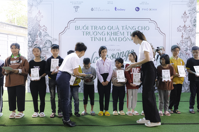 Ho Ngoc Ha Xuc Dong Khi Duoc Hoc Sinh Khiem Thinh Hat Tang 5