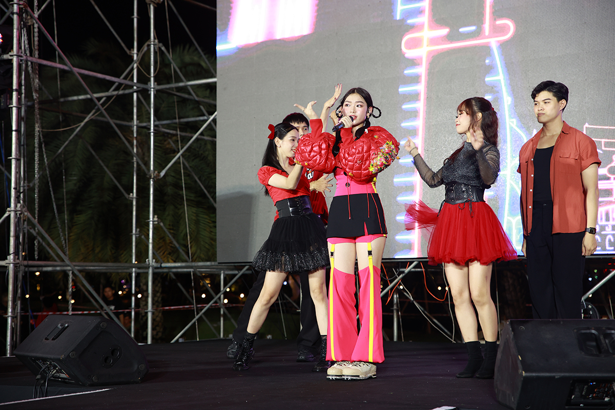 San Khau Solo Dau Tien Cua Anh Sang Dinh Phan Nhin Da Phan Nghe 3