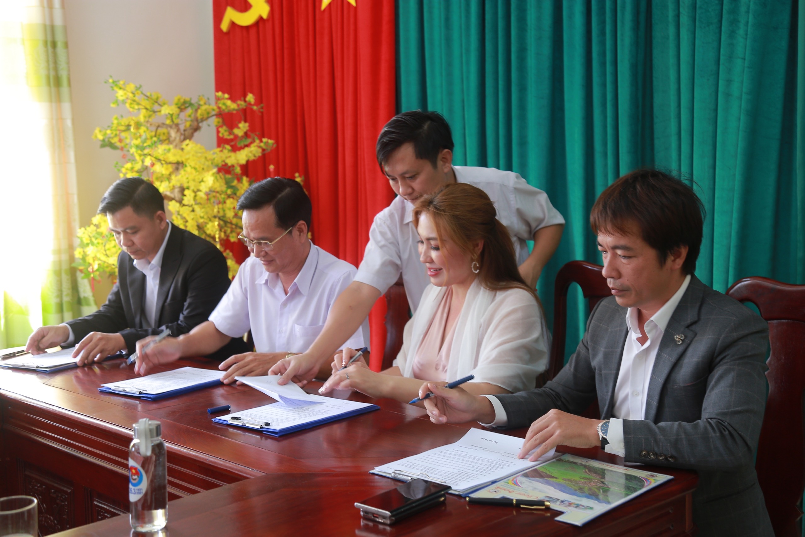 Tap Doan Kim Long Thanh Cong Dai Dien Ky Ket Trao Tang 500 Trieu Xay Nha Tinh Thuong 8