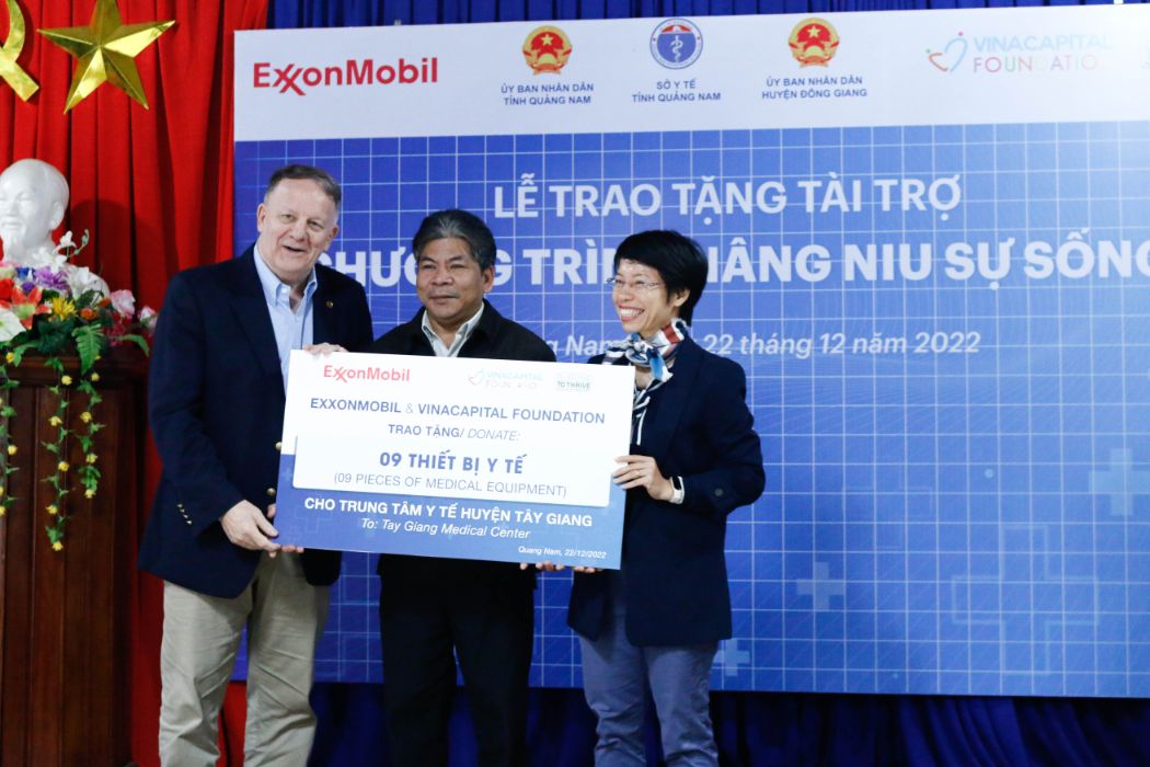 Dai Dien Exxonmobil Viet Nam Va Dai Dien Vcf Trao Bang Trao Tang Tuong Trung Cho Ttyt Huyen Tay Giang 1 1