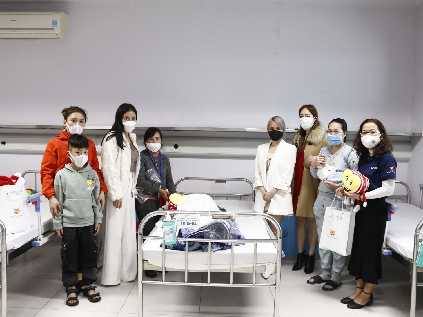 Dai Dien Vita Clinic Va Vcf Chup Anh Cung Gia Dinh 3 Em Nho Duoc Ho Tro Phau Thuat Tim
