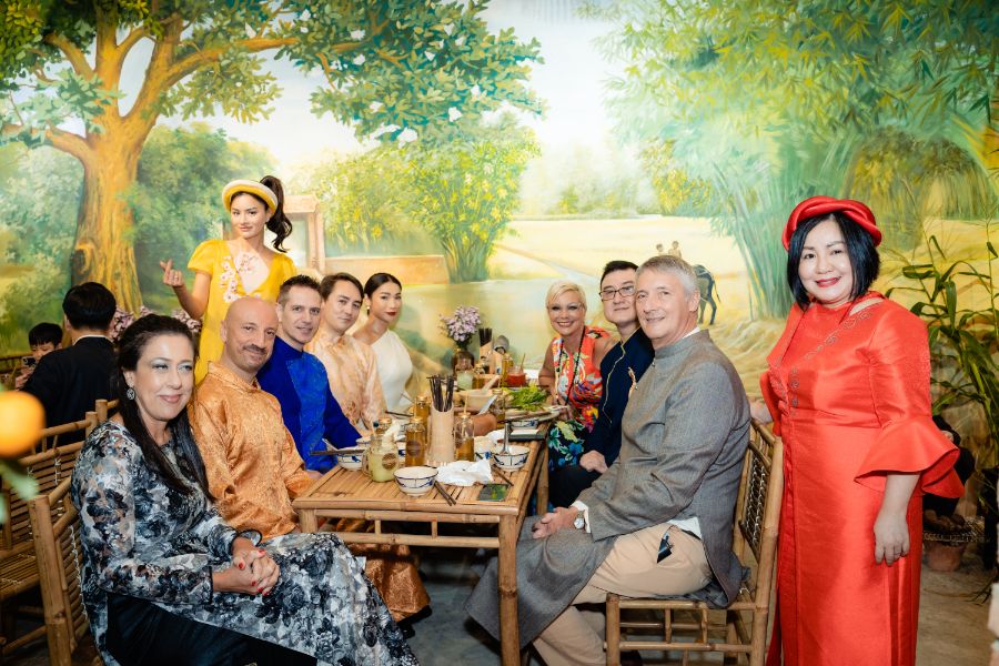 30. Cac Vi Khach Quy Thuong Thuc Mam Com Ngay Tet Co Truyen Cua Nguoi Viet Nam 2 1