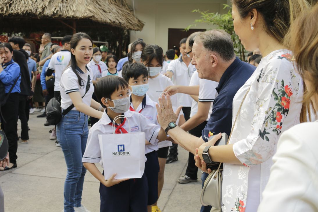 Cac Em Nho Nhan Phan An Nhe Truoc Su Kien 2