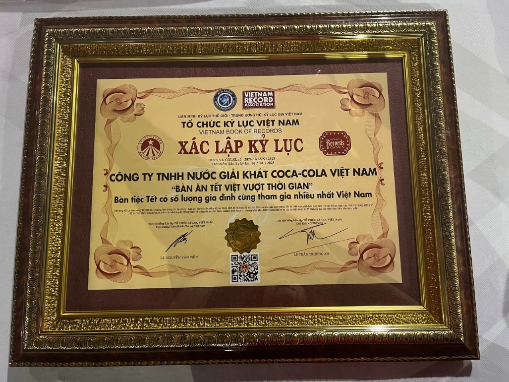 Cận Cảnh Chứng Nhận Kỷ Lục Của Coca Cola Việt Nam