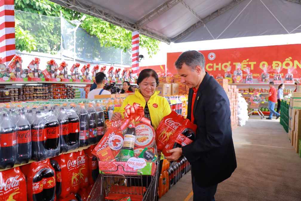 Coca Cola Hỗ Trợ Hơn 1 Tỷ đồng Cho Bà Con Việt Nam, Nhưng Trên Thực Tế Tổng Giá Trị Của Các Sản Phẩm Trong Chợ Tết 0 đồng Lên đến 3 Tỷ đồng để Người Dân Việt Có Nhiều Sự Lựa C