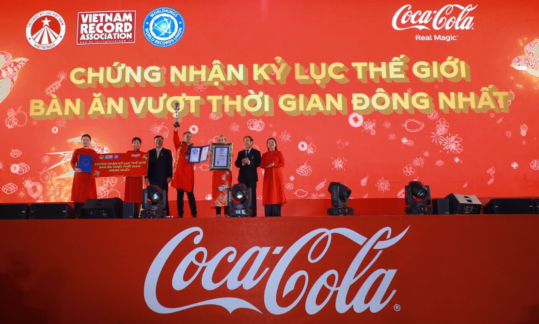 Đại Diện Coca Cola Nhận Chứng Nhận Kỷ Lục Việt Nam Và Kỷ Lục Thế Giới Do Liên Hiệp Hội Kỷ Lục Thế Giới Worldkings Xác Lập (1)