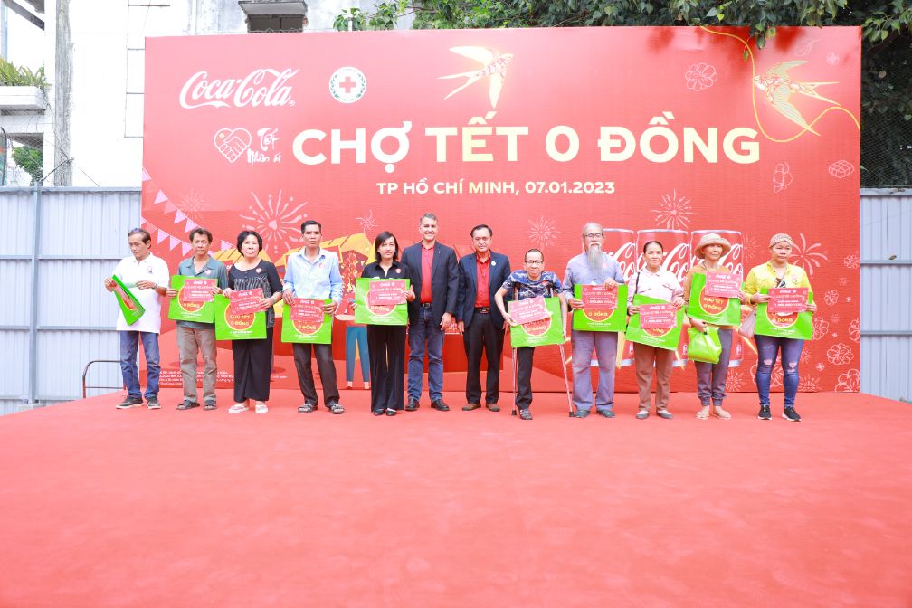 Dai Dien Coca Cola Va Hoi Chu Thap Do Trao Qua Cho Cac Ho Dan 2