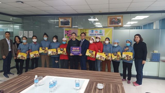 Dai Dien Nestle Viet Nam Va Lanh Dao Bql Cac Kcn Tinh Hung Yen Trao Tang Qua Tet Toi Cong Nhan Co Hoan Canh Kho Khan Tai Kcn 2
