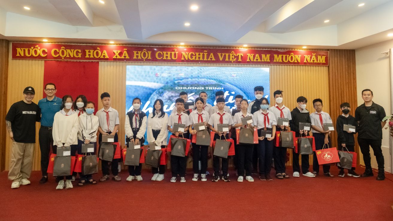 Dai Dien Vietnam Airlines Va Spacespeakers Group Trao Qua Tet Cho Cac Em Nho