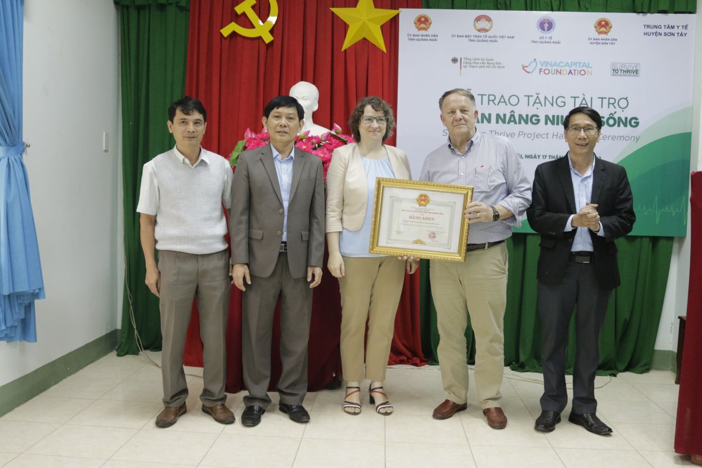 Dai Dien Tinh Quang Ngai Trao Tang Bang Khen Cua Ubnd Tinh Cho Dai Dien Vcf 1
