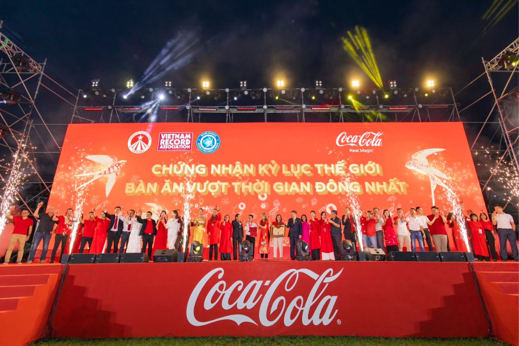 Tập Thể Lãnh đạo Coca Cola Việt Nam Cùng đại Diện Các đối Tác Cùng Nâng Ly Chúc Mừng Kỷ Lục Thế Giới Của Công Ty