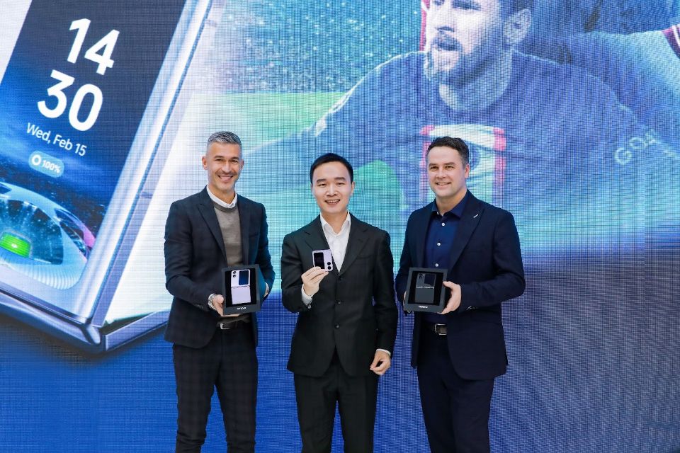 4 Uefa Champions League Ambassadors Michael Owen Right And Luis Garcia Left Become The First Global Users Of Oppo Find N2 Flip 1