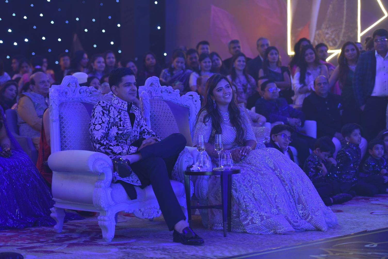 Cap Doi Ti Phu An Do Tuisha Va Gaurav Dang Thuong Thuc Cac Man Trinh Dien Chuc Phuc Tu Nguoi Than Cua Minh 2