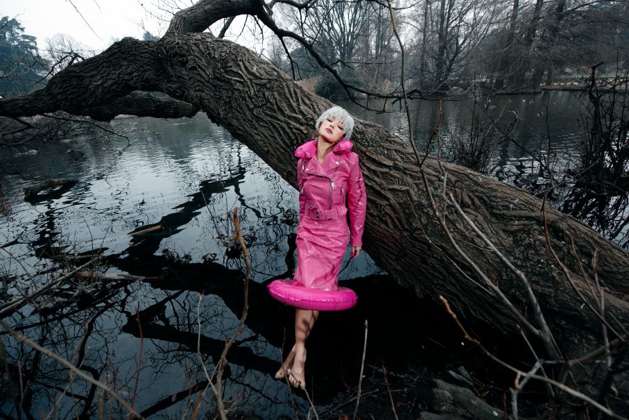 Chau Bui Tha Dang Than Thai Trong Chiec Dam La Mat Cua Moschino 2 1