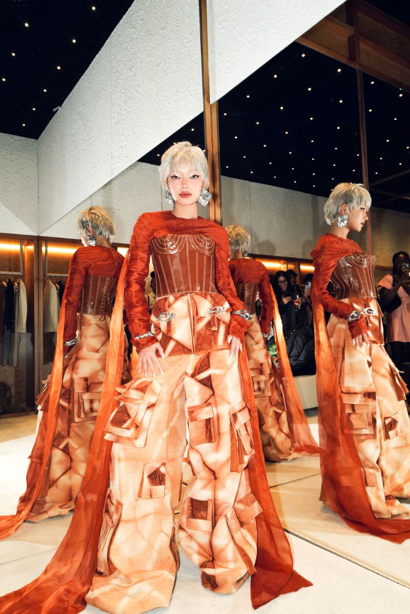 Chau Bui tha dang trong trang phuc lay cam hung tu vung nui cao Tay Bac Châu Bùi mở màn Milan Fashion Week 2023 với sự kiện triển lãm của NTK Phan Đăng Hoàng