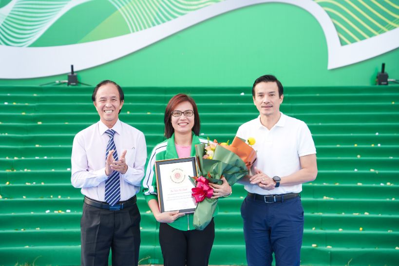 Hinh Bat Buoc Co Trong Bai Ong Nguyen Nam Nhan Pho Giam Doc So Van Hoa The Thao Tp.hcm Va Ong Huynh Trong Khai Chu Tich Lien Doan Bong Ro Tp.hcm Trao Ky Niem Chuong Cho Ba Tran Thi Ch 1