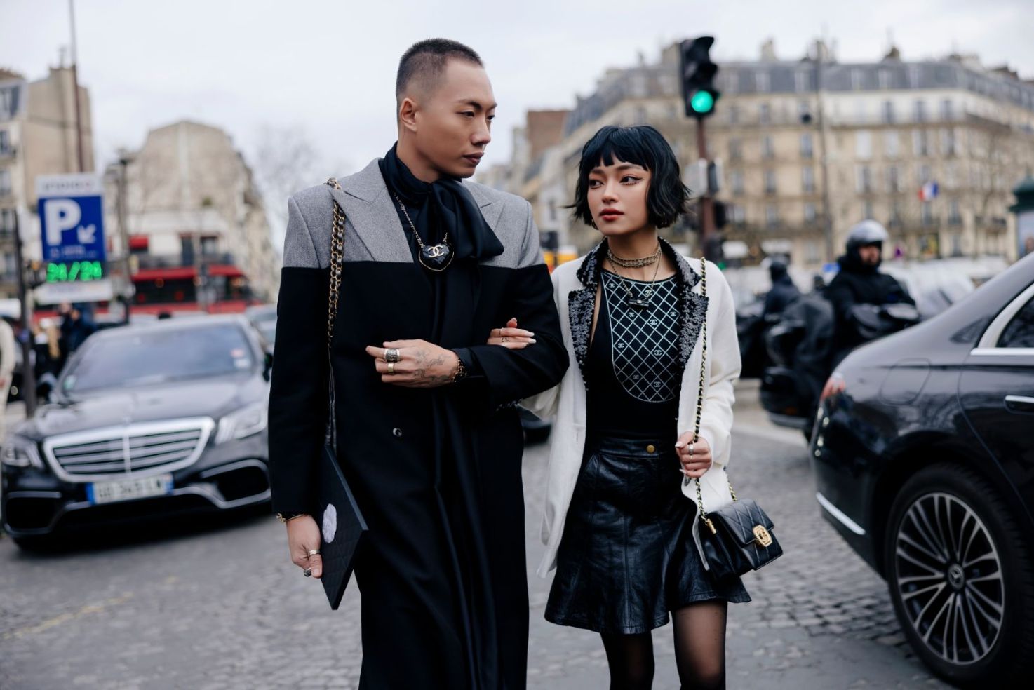 Chau Bui Va Giam Doc Sang Tao Alex Fox La 2 Dai Dien Tu Viet Nam Tham Du Show Dien Chanel Thu Dong 2023 2 1 2