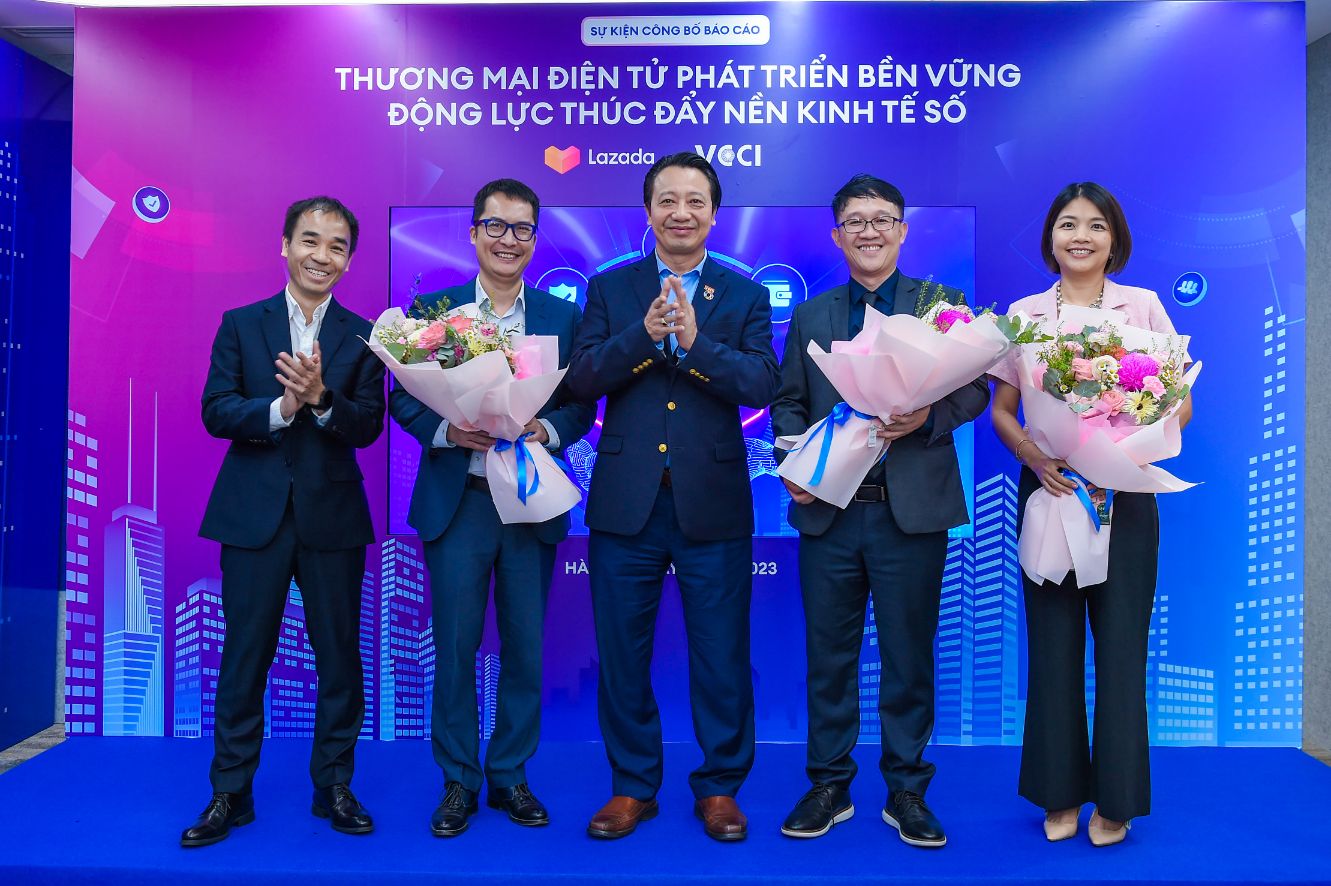Dai Dien Lazada Va Cac Chuyen Gia 2 1